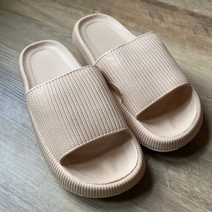 Beige pillow slides